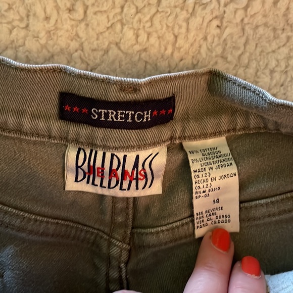 Bill Blass Stretch khaki shorts! Perfect for Spring and Summer. Versatile. - Picture 2 of 5